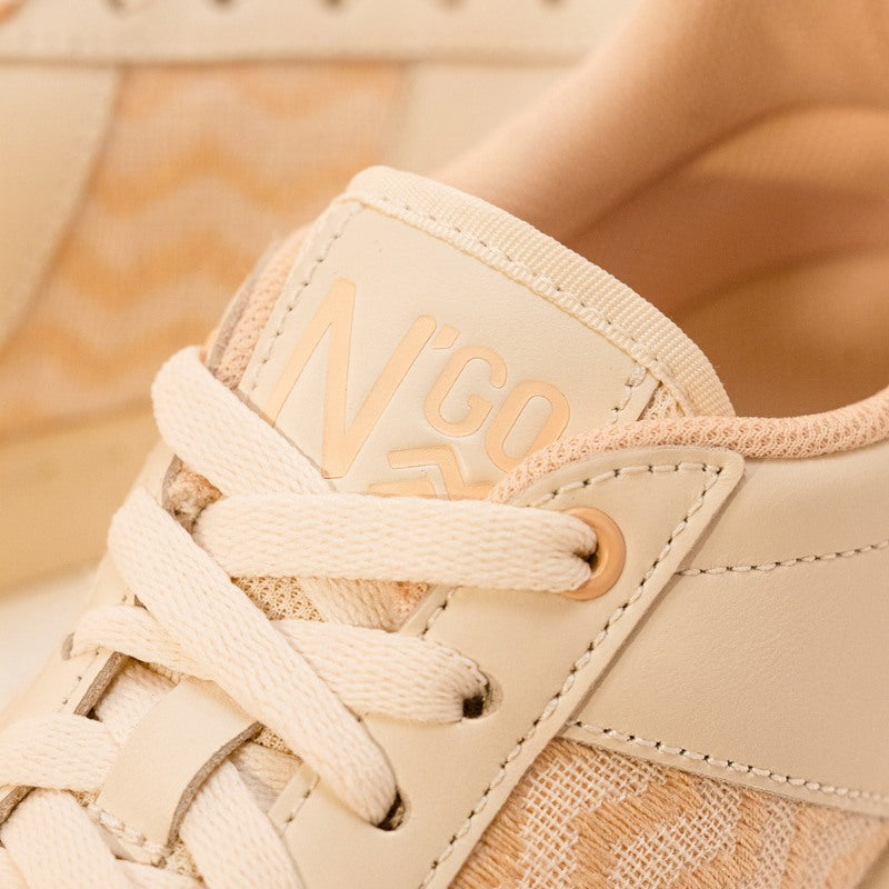 Detailaufnahme der Schuhzunge mit N'GO-Logo und hochwertigen Baumwollschnürsenkeln.
Vegane Sneaker mit handgefertigten Stickereien, inspiriert von vietnamesischer Handwerkskunst.