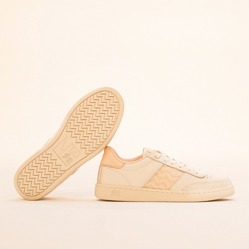 Seitliche Ansicht der Saigon Classique Peach Sneaker mit gewebtem Zickzack-Muster in sanftem Orange.
Minimalistisches und zeitloses Design mit nachhaltiger Gummisohle.