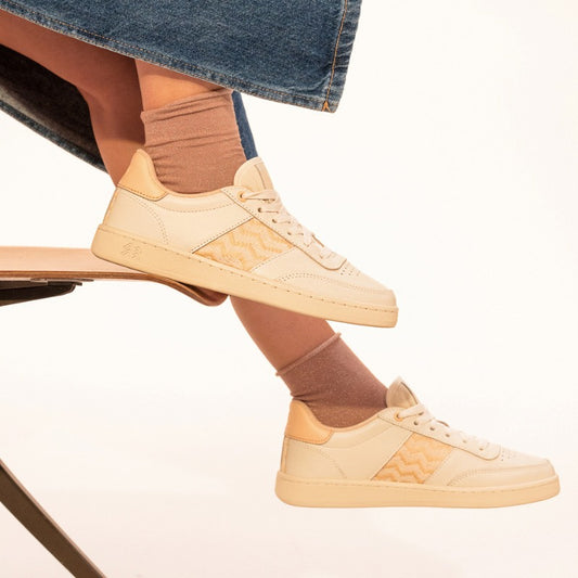 Stilvolle und umweltfreundliche Sneaker, kombiniert mit einem eleganten Look.
Komfortable Fair-Trade-Schuhe für den Alltag – nachhaltig und ethisch produziert.