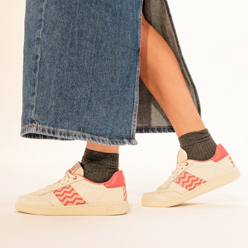 Moderne und nachhaltige Sneakers mit roter Stickerei, kombiniert mit Jeansrock und dunklen Socken.
Fair Fashion für den Alltag – bequem, stilvoll und ethisch produziert.